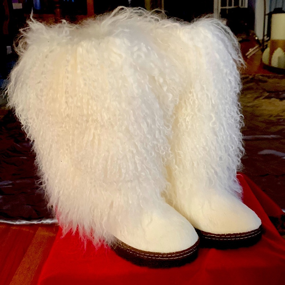 BearPaw Brand New. Never Worn Size 8 winter Snow Boetis Boots